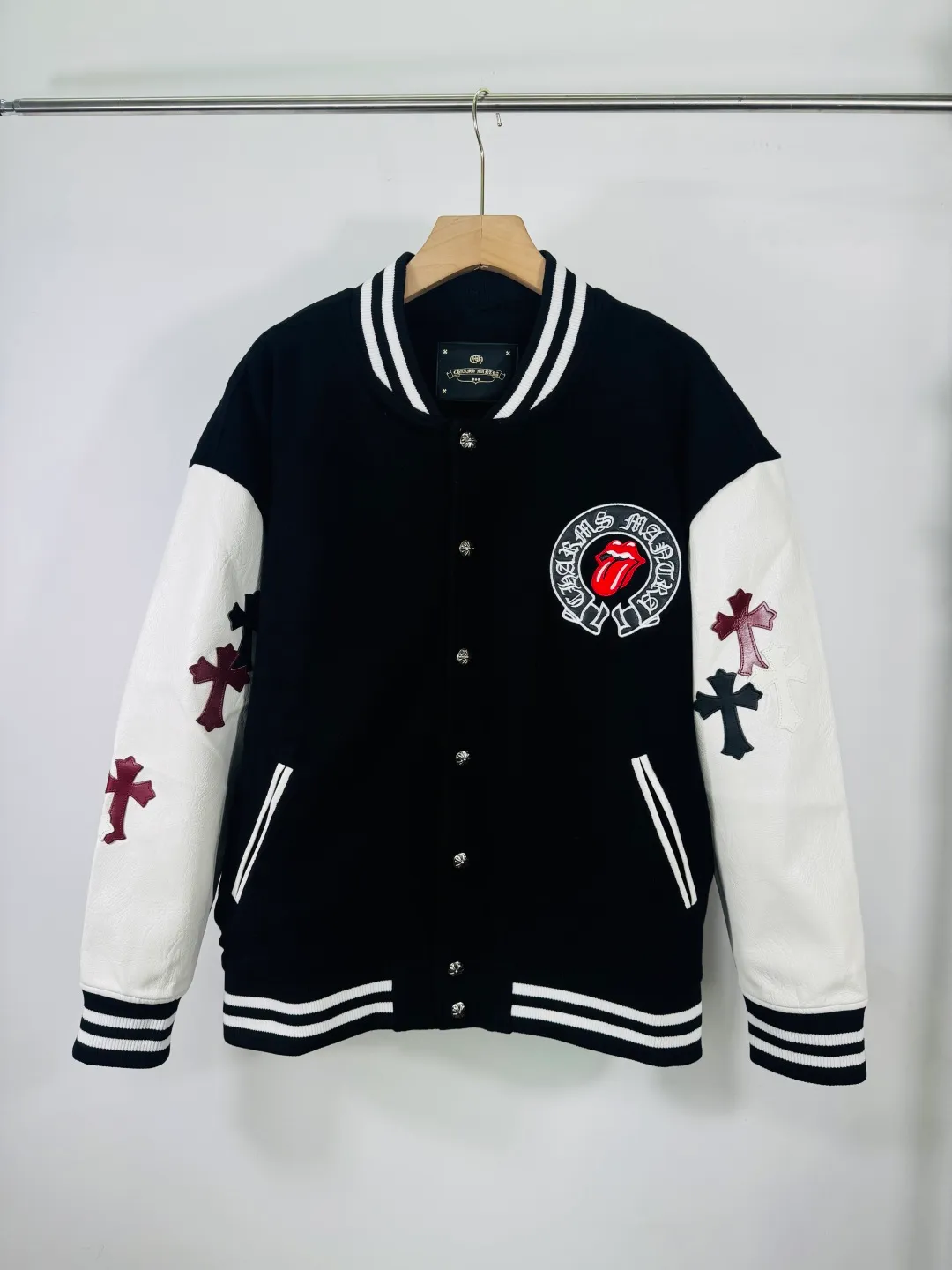 P520 top version 🐮 Real shot without P, ​​different from market products] Chrome Hearts 🍁Winter clothing is coming🍁 Sanskrit cross woolen leather sleeves spliced ​​baseball embroidered cotton jacket, heavy embroidery ➕ both sleeves and whole leather, counter synchronization, heavy industry! ! Customized version of thickened woolen fabric, silk lining, customized version of hardware, not the ordinary version on the market! ! Recommended color: wool with leather Code numbers: S, M, L, XL